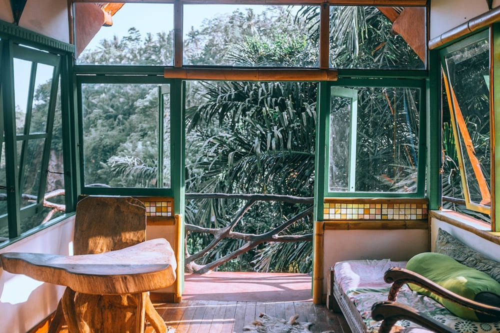 Tropischer Innenraum mit grünen Kunststofffenstern
