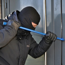Maskierter Einbrecher hebelt Haustür auf